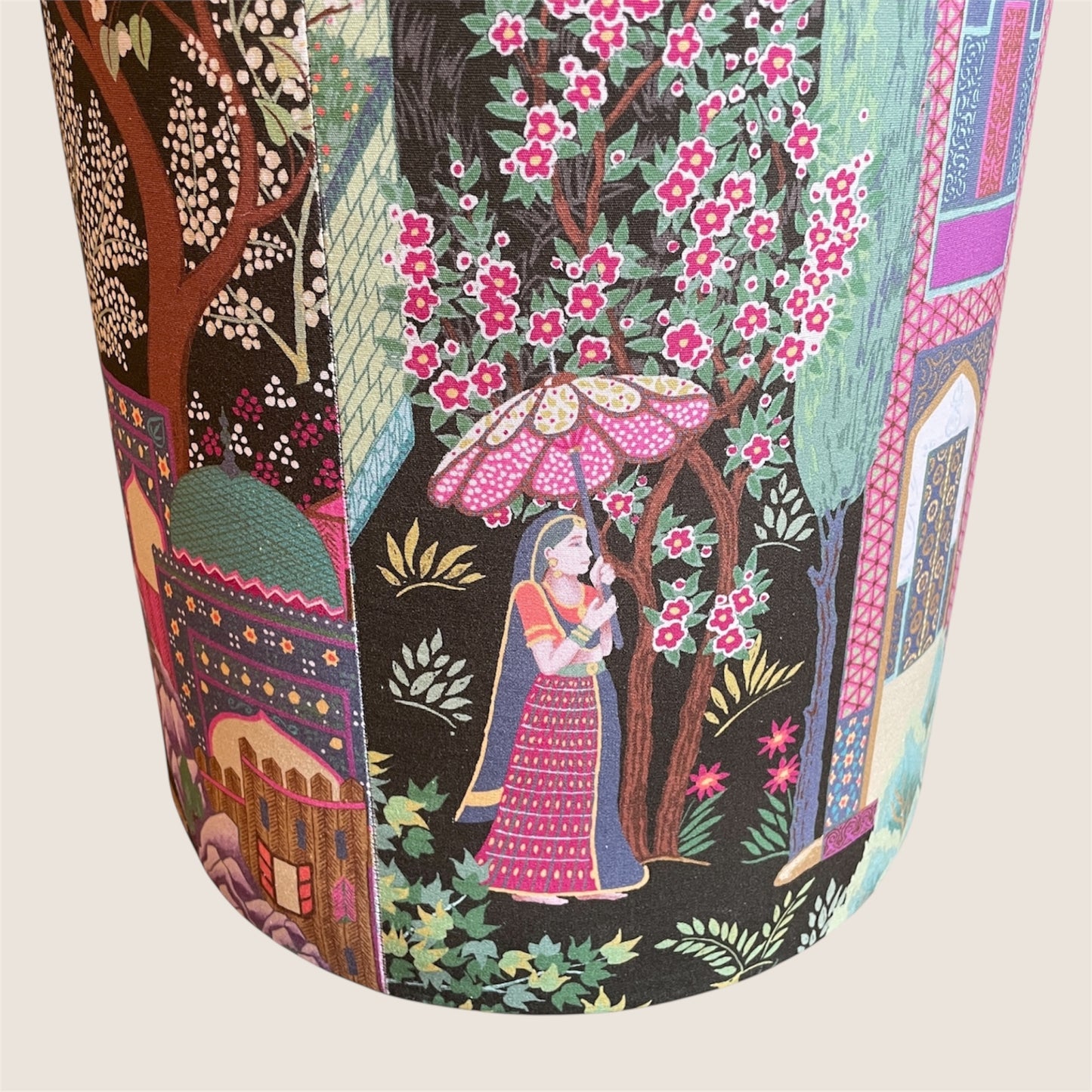 Pouf Leyla - Unikat aus Stoff von Manuel Canovas